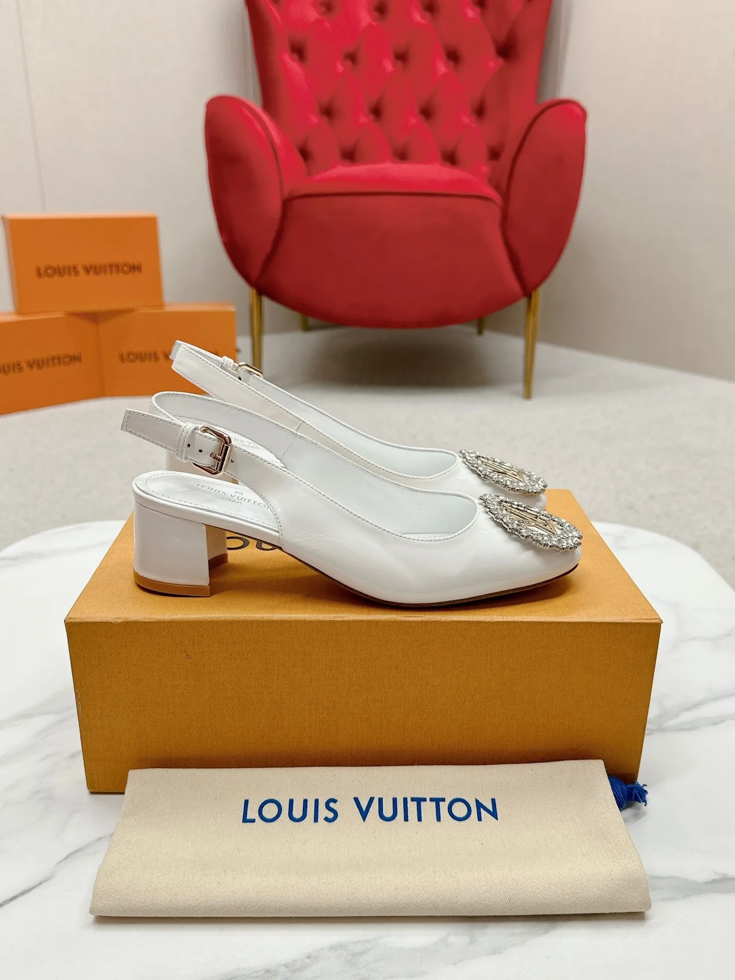 👟👟Ex-factory price 580👟👟 👑 Lv shoes This Urban Twist women's shoe is a stylish upgrade to the classic stiletto style. It is made of smooth calfskin upper with a bright silver metal toe and is engraved with the LV Circle logo, highlighting the Louis Vuitton brand characteristics. Detailed features: Calfskin material Lining: Imported full-grain sheepskin Foot pads: Imported full-grain sheepskin sole Italian genuine leather sole Heel height Two height sizes: 34-40 (34.40.41 customization is not returnable)